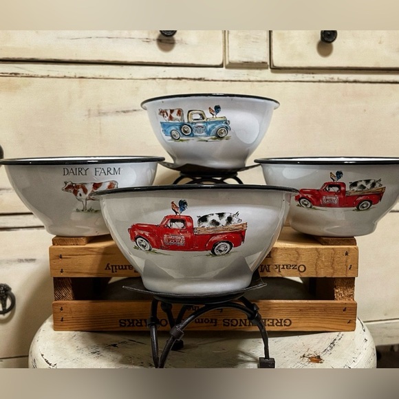 Four Vintage Rustic Farmhouse enameled Bowls - Picture 2 of 6